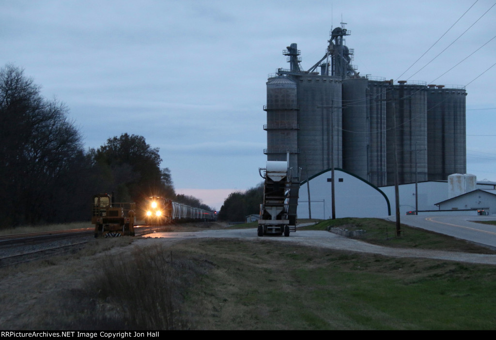 As dusk falls, an empty sand train for CN at Eola approaches